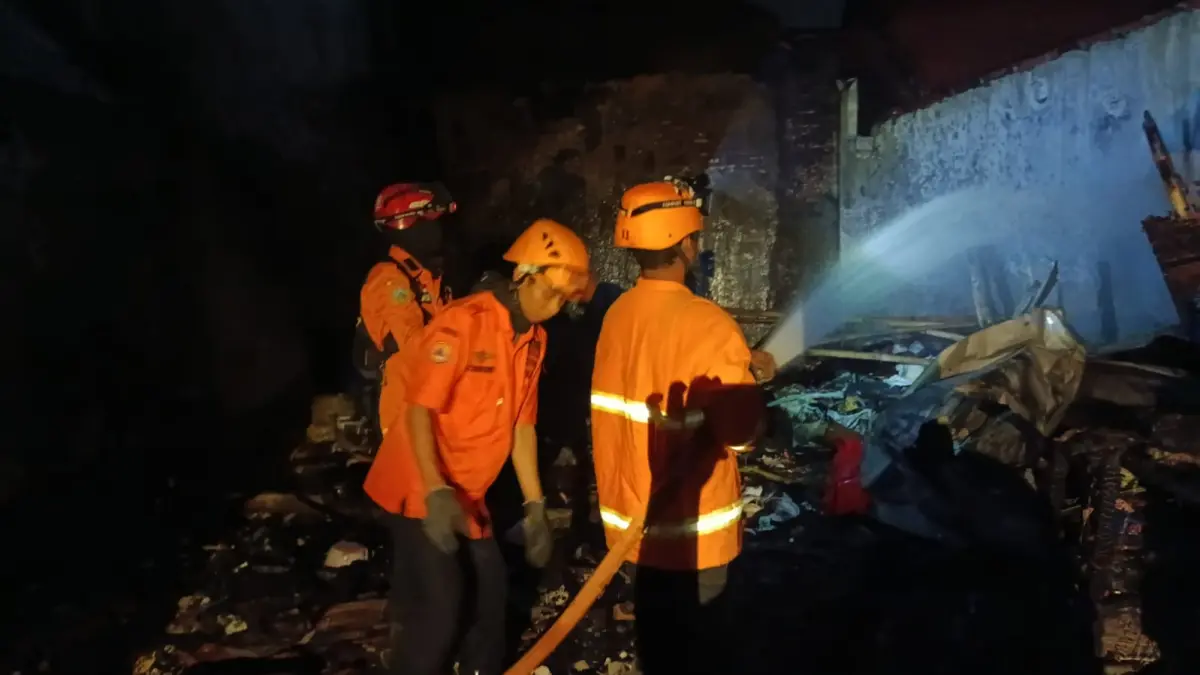 
PADAMKAN: Petugas gabungan BPBD Kudus menyemprot api yang membakar sebuah warung di Kaliwungu, Kamis (2/4). (BPBD KUDUS UNTUK RADAR KUDUS)
