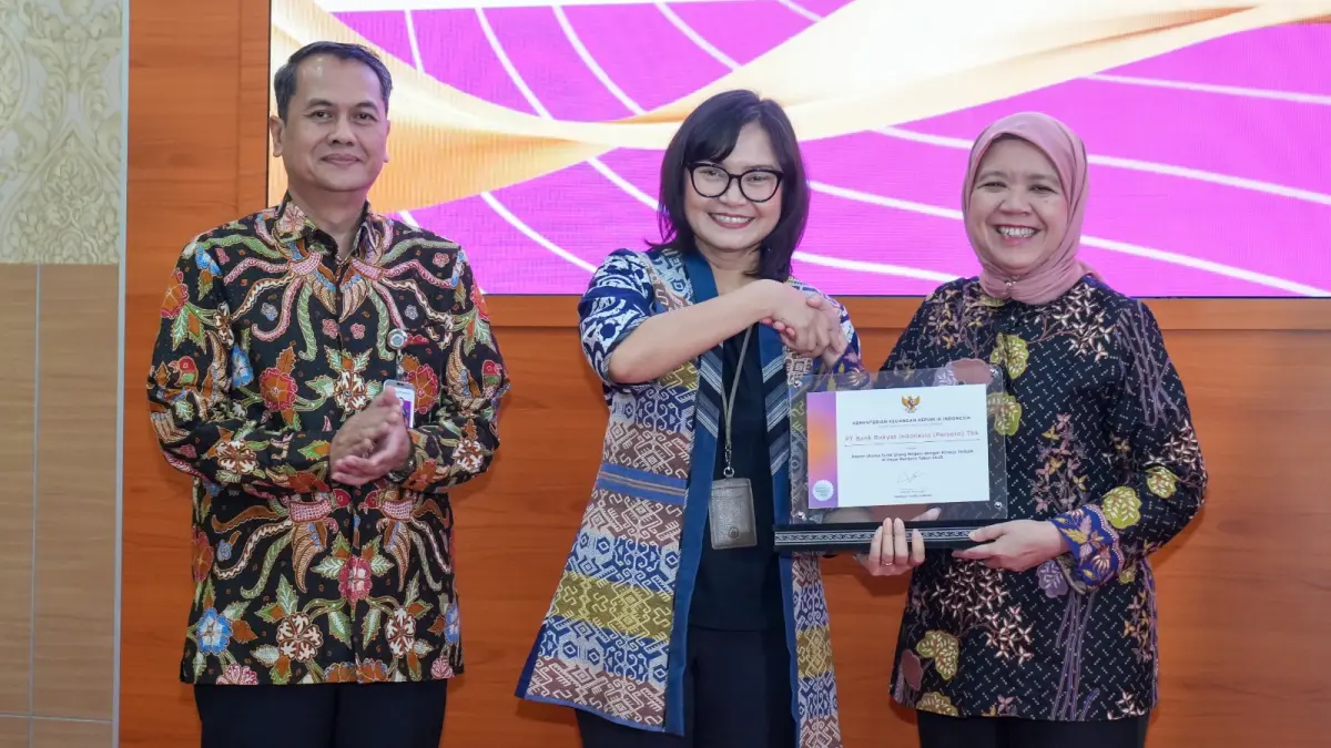 Penghargaan Dealer Utama dari Kemenkeu yang diterima langsung oleh Direktur Treasury and International Banking BRI Farida Thamrin