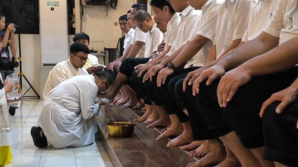 PROSESI: Seorang rama yang memimpin misa Kamis Putih membasuh kaki 12 jamaah yang merupakan representatif 12 murid Yesus di Gereja Santo Yohanes Evangelista, Kamis (2/4). HUMAS GEREJA EVANGELISTA UNTUK RADAR KUDUS