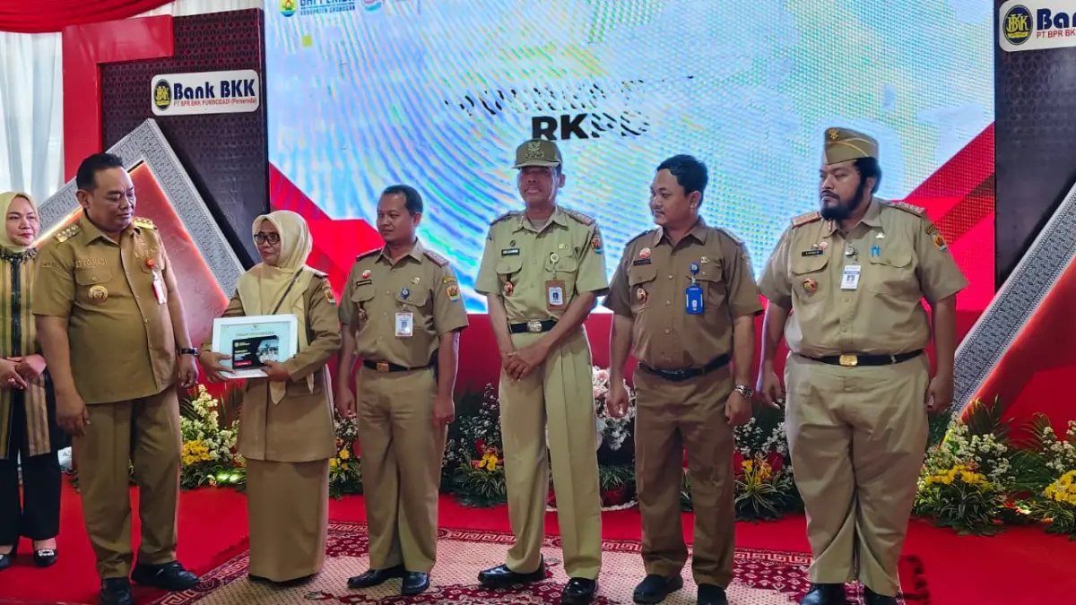 SERAHKAN HADIAH – Bupati Grobogan Setyo Hadi menyerahkan hadiah kepada Kecamatan pemenang lomba Musrembang Kecamatan Tahun 2026. 