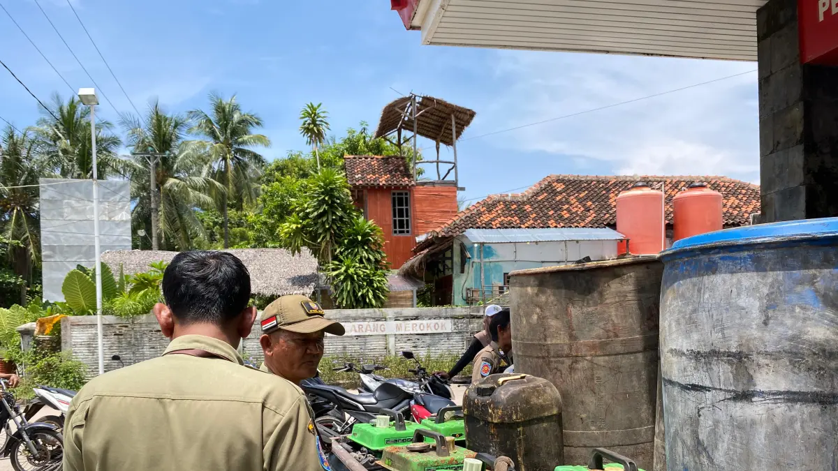 SOLUTIF: Nelayan di Karimunjawa diperbolehkan untuk mengisi BBM ke genset mereka di SPBU, dispensasi pembelian ini upaya memfasilitasi kebutuhan nelayan untuk melaut.