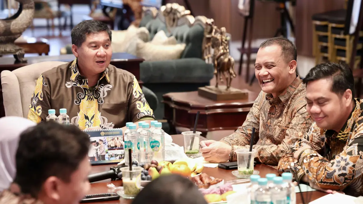 BERI APRESIASO: Menteri PKP, Maruarar Sirait bersama Gubernur Jateng Ahmad Luthfi. Penyaluran kredit perumahan di Jawa Tengah mencatat capaian tertinggi secara nasional pada awal 2026, menegaskan peran strategis sektor hunian dalam mendorong pertumbuhan ekonomi daerah.