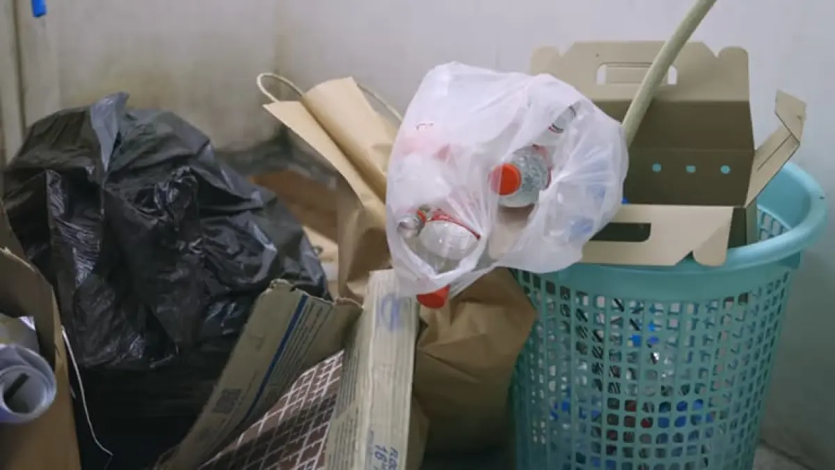 Ilustrasi kantong plastik sampah