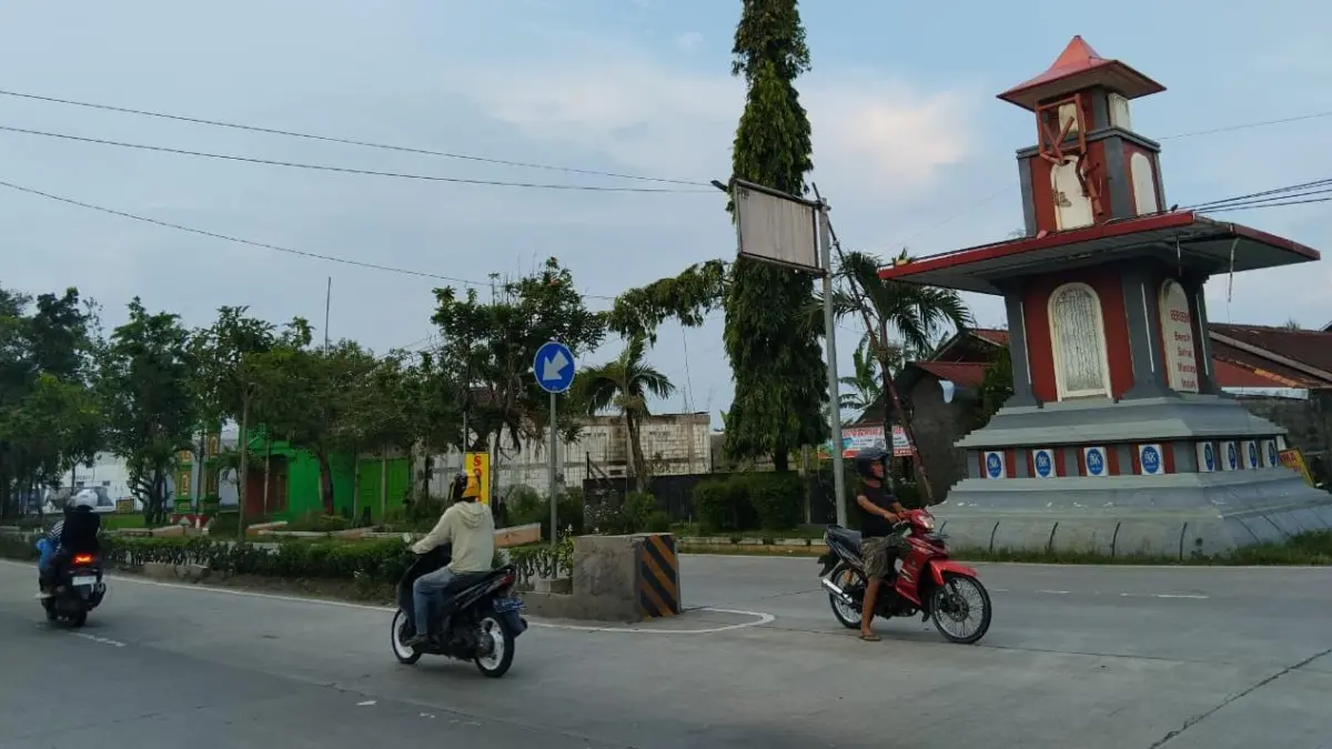 RUSAK: Ikon tambahan tugu perbatasan Kota Purwodadi-Toroh yang rusak diterjang angin beberapa waktu lalu. (INTAN MAYLANI SABRINA/RADAR KUDUS)