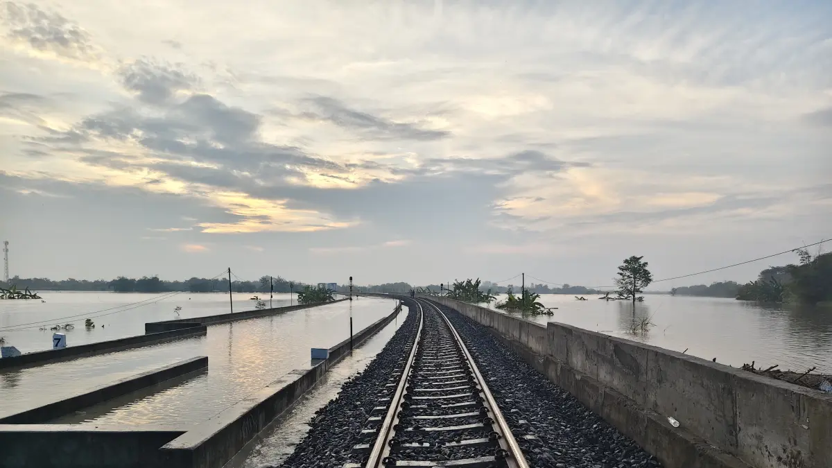 TERGENANG: Kondisi rel di antara Stasiun Karangjati-Gubug Jumat (3/1) dini hari. (PT KAI Daop 4 Semarang untuk Radar Kudus?