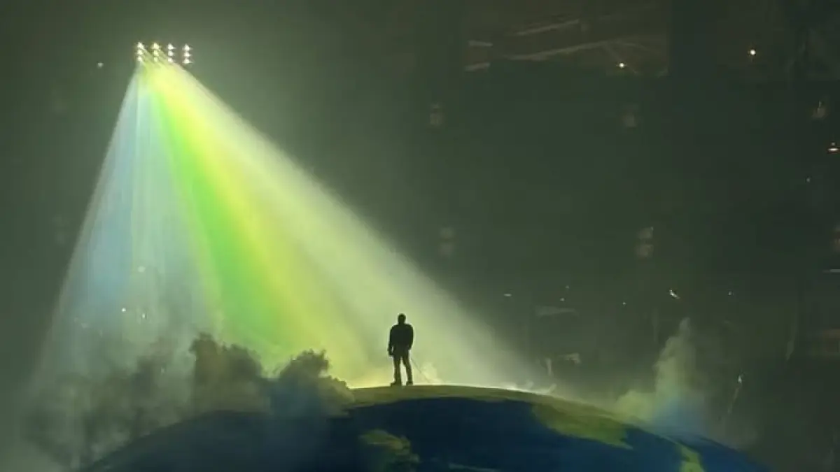 Ye Guncang SoFi Stadium dengan Instalasi "Giant World" ala Akira