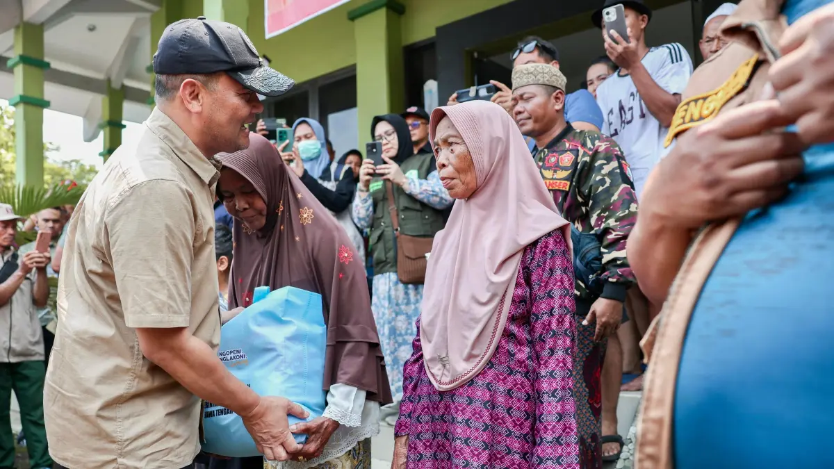 GERAK CEPAT: Gubernur Jateng Ahmad Luthfi turun membantu korban banjir di Kecamatan Guntur, Demak, Sabtu (4/3).