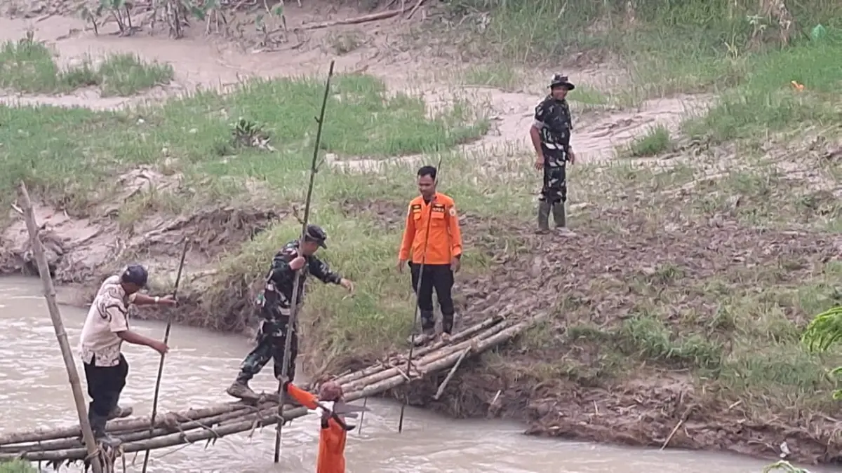 MENINJAU: Tim gabungan saat meninjau lokasi bakal pendirian jembatan Garuda. (Pendim 0717/Grobogan untuk Radar Kudus)