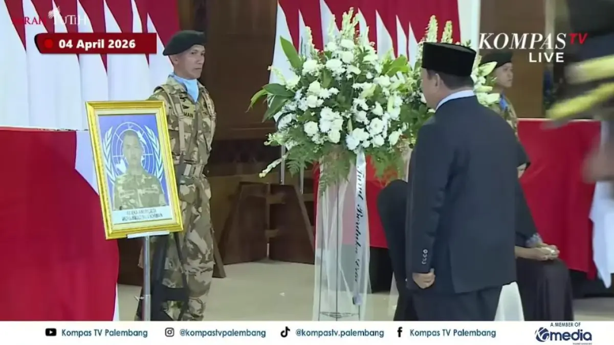 Prabowo beri penghormatan terakhir untuk 3 Prajurit TNI yang gugur di Lebanon (Foto: Tangkapan layar YouTube KompasTV Palembang)