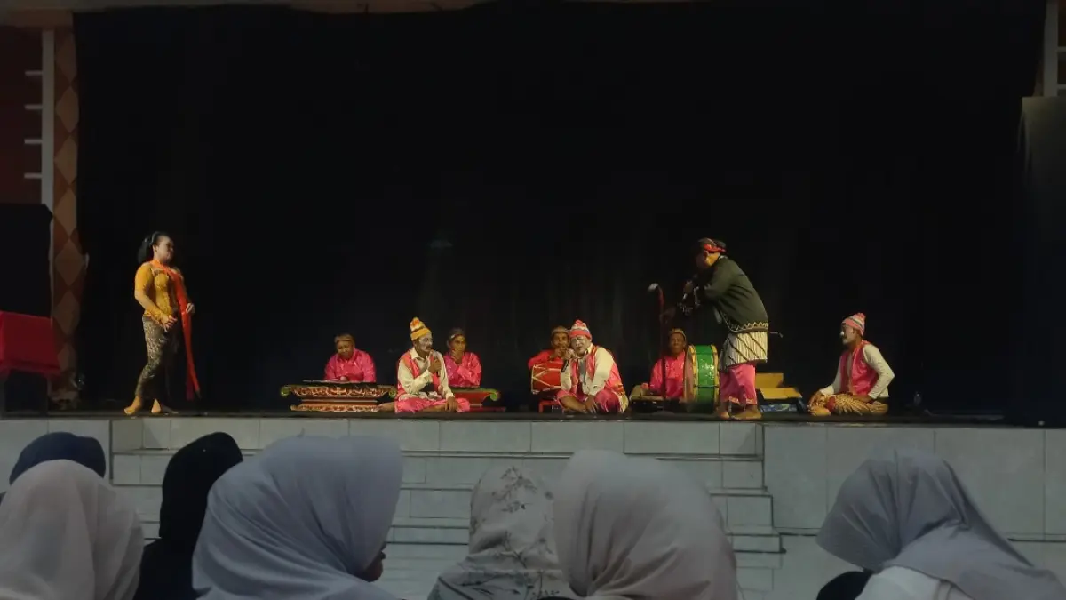 ANTUSIAS: Kesenian emprak dipadukan dengan ledek pada Sabtu (5/4) malam.&nbsp;(FIKRI THOHARUDIN/RADAR KUDUS)