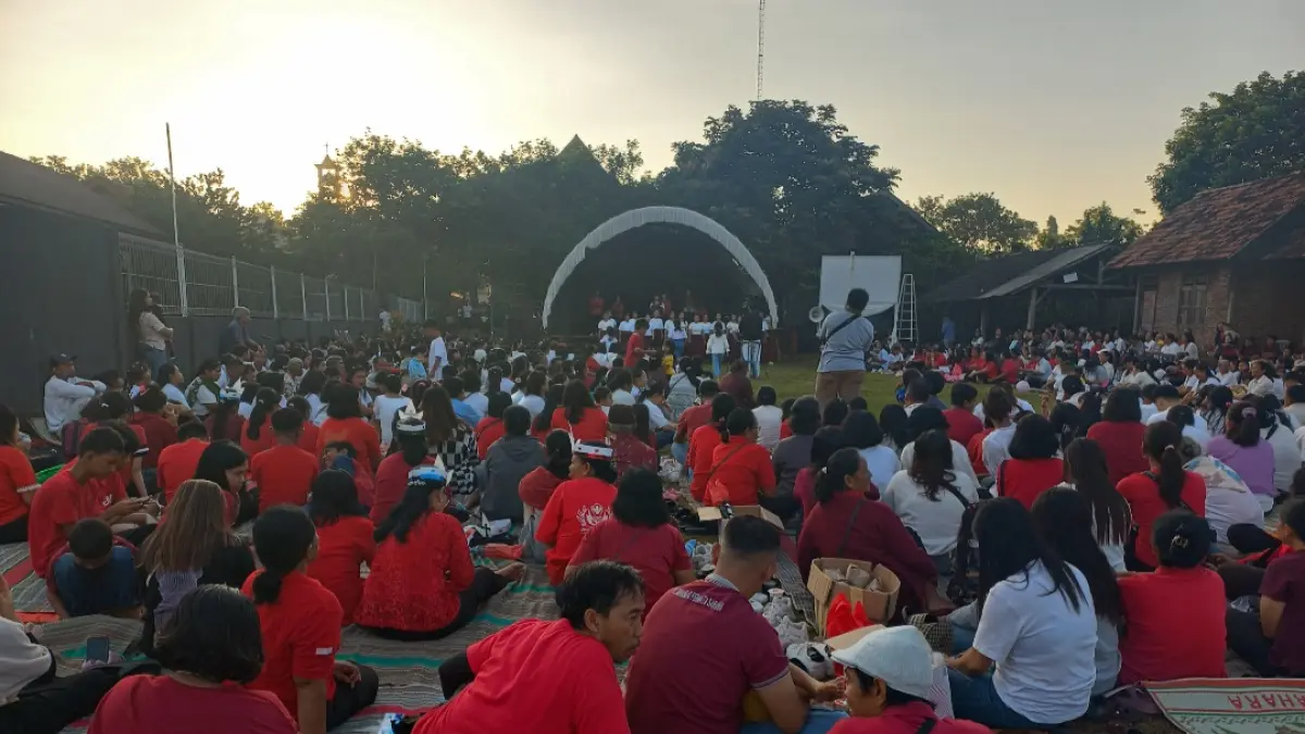 ANTUSIAS: Para umat berkumpul untuk beribadah usai Pawai Subuh Suci pada Minggu (5/4).