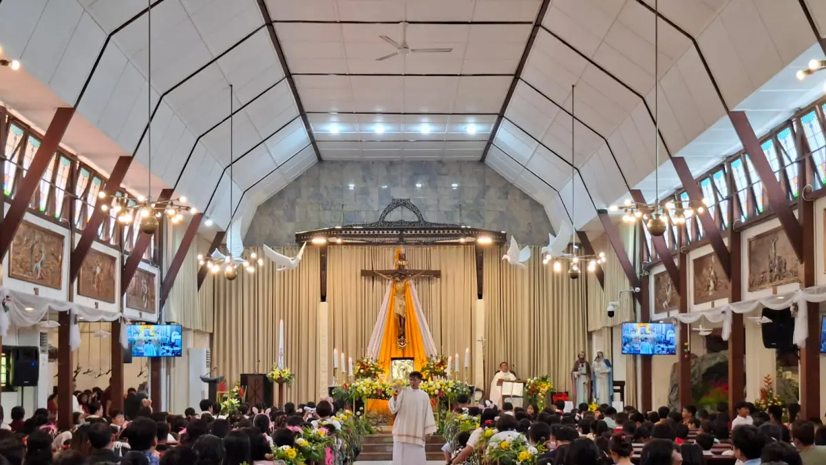 KHIDMAT: Panitia liturgi bercerita dan interaktif dengan jamaah anak-anak dsaat ibadah Paskah Anak di Gereja Evangelista Kudus, Minggu (5/4). (ANDIKA TRISNA SAPUTRA/RADAR KUDUS)