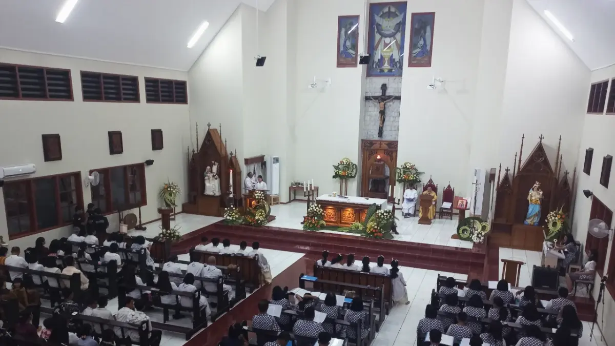 KHIDMAT: Ratusan jemaah memenuhi area Gereja Stella Maris pada Sabtu (4/4). (FIKRI THOHARUDIN/RADAR KUDUS)