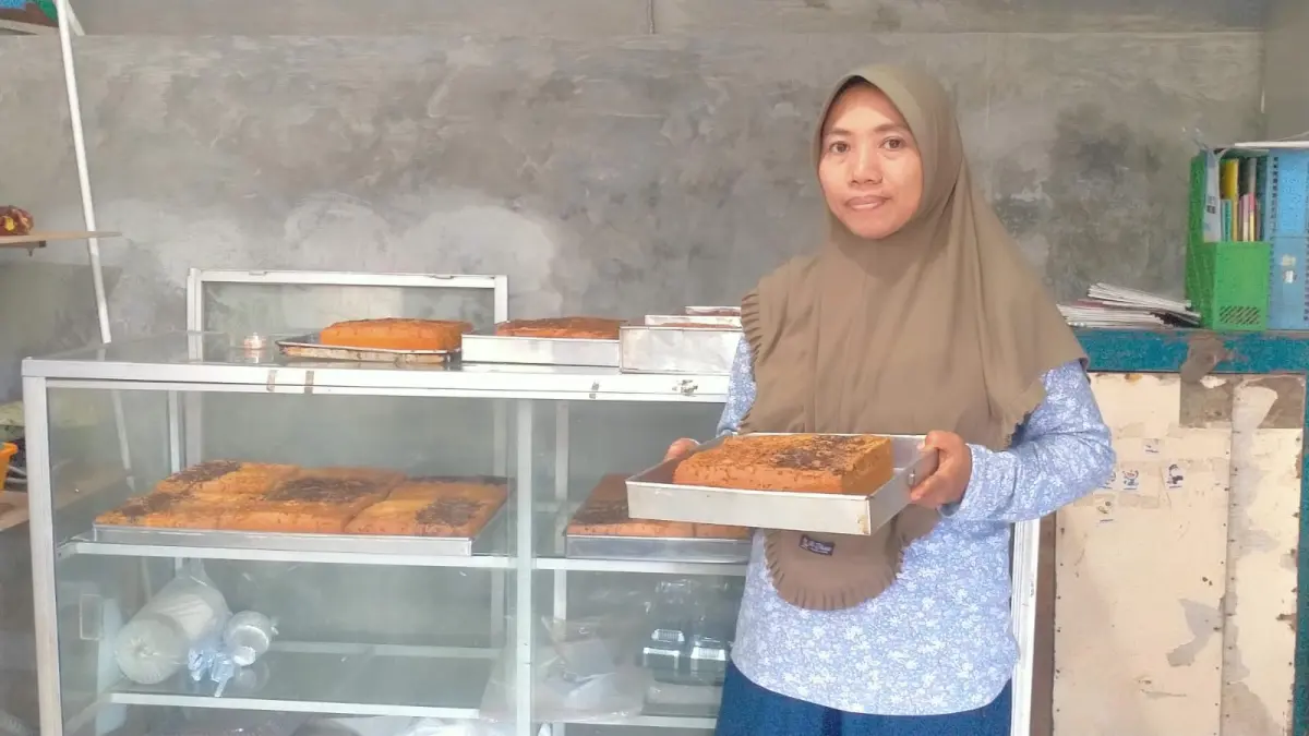 PANTANG MENYERAH: Tatiningsih memutuskan untuk fokus mengembangkan usaha rumahan yang dirintis. Berkat ketekunan yang dijaga serta dukungan dari BRI Group, akhirnya usahanya mulai tumbuh dan menjadi penopang ekonomi keluarga.