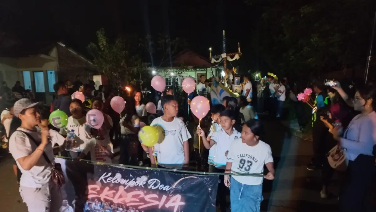 PAWAI SUBUH SUCI: Para umat membuat berbagai kreasi miniatur dan melakukan kirab pada hari Paskah untuk memperingati kebangkitan Yesus Kristus pada Minggu (5/4). (FIKRI THOHARUDIN/RADAR KUDUS)