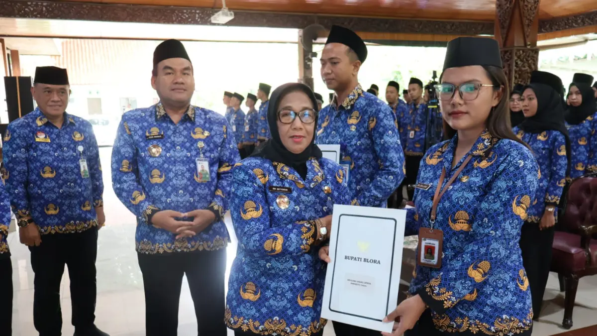 RESMI: Bupati Blora Arief Rohman (dua dari kiri) saat melantik ASN di Blora beberapa waktu lalu. 