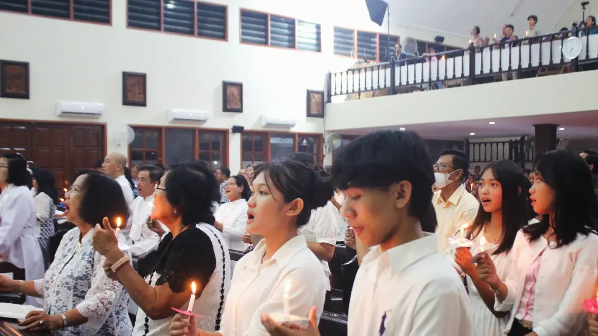 TERANG: Para umat tengah menjaga nyala lilin saat prosesi ibadah Misa Vigili pada Sabtu Suci (4/4) jelang paskah Minggu (5/4). (FIKRI THOHARUDIN/RADAR KUDUS)