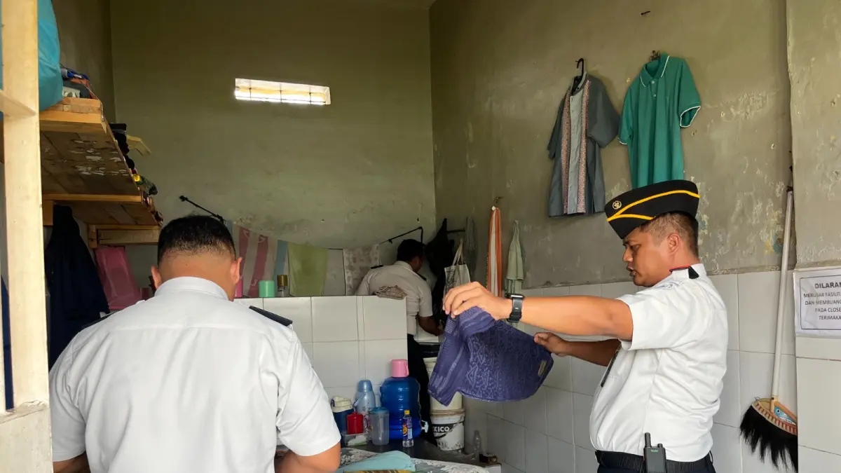 CEK KAMAR – Anggota tim gabungan dari Lapas Purwodadi dan APH lakukan pemeriksaan kamar tahanan Lapas Purwodadi dalam peringati HBP ke 62, Senin (6/4). 