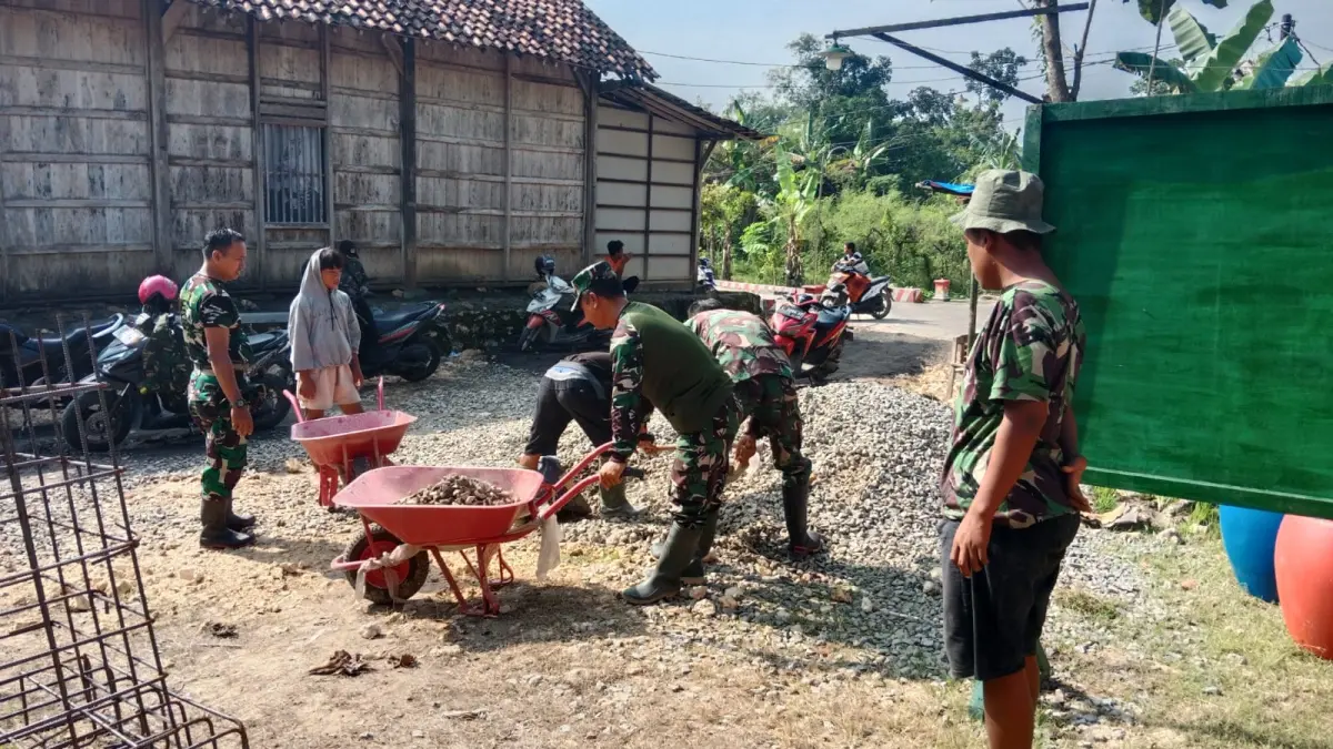 DIBANGUN: Sejumlah material untuk pembangunan jembatan Garuda di Desa Kedungrejo Kecamatan Purwodadi berdatangan. (Pendim 0717/Grobogan untuk Radar Kudus)