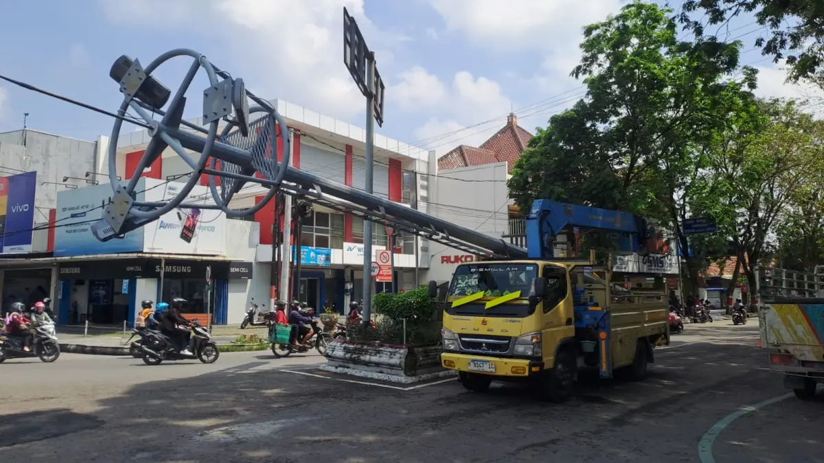 DIPINDAHKAN – Lampu penerangan jalan dan pemisah jalan mengganggu di Jalan R Soeprapto Purwodadi dipindah disisi timur jalan, Senin (6/4).
