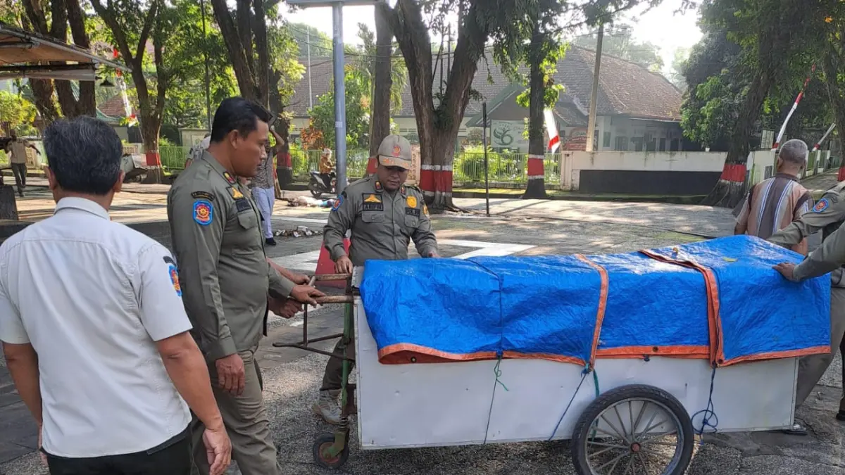 DISITA: Gerobak PKL Alun-Alun Purwodadi saat disita Satpol PP Grobogan belum lama ini.
