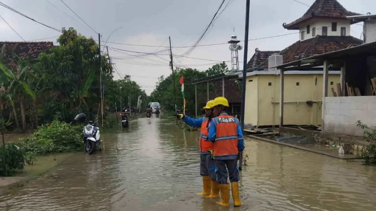 GERAK CEPAT – Petugas PLN UP3 Grobogan lakukan perbaikan jaringan listrik akibat terkena banjir di Desa Trimulyo, Guntur, Demak. 
