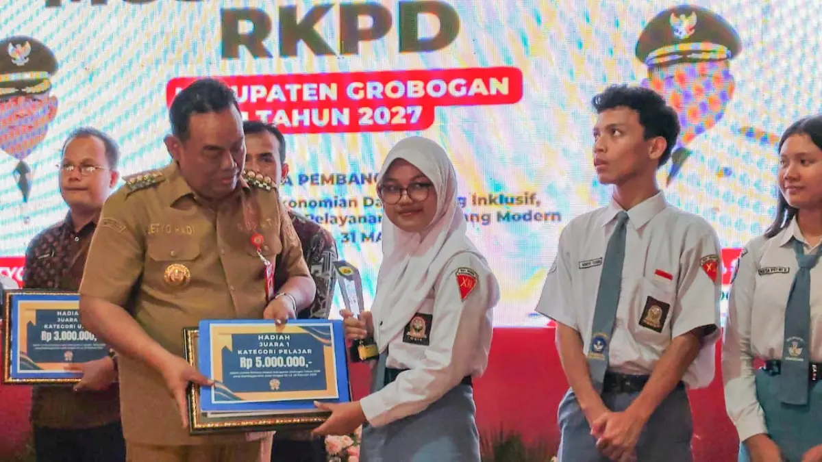 JUARA: Bupati Grobogan Setyo Hadi saat menyerahkan hadiah juara 1 Krenova 2026 kategori pelajar.