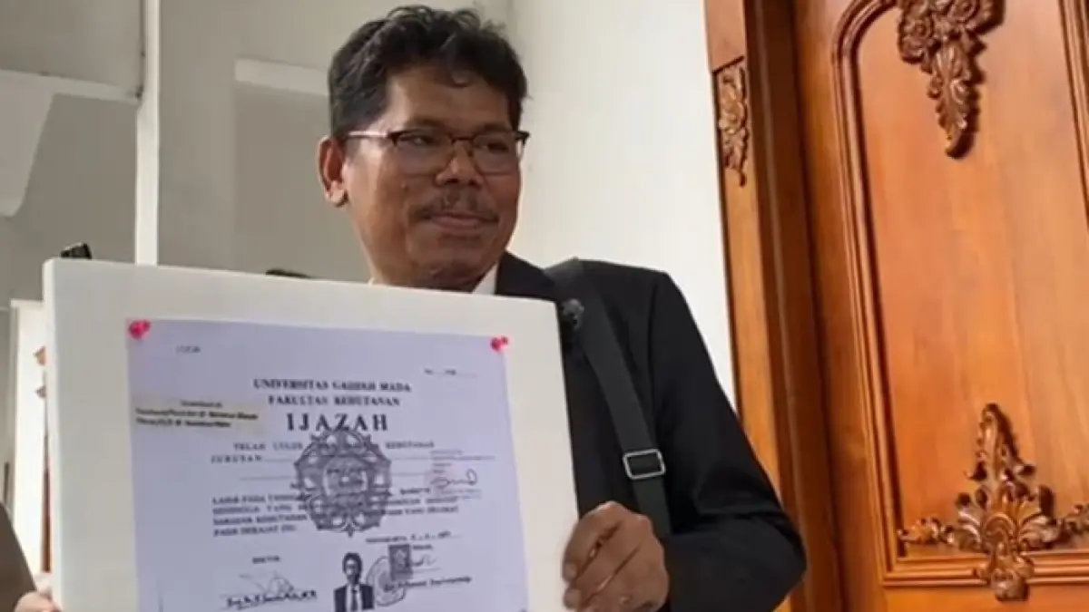 Pengamat kebijakan publik Bonatua Silalahi memamerkan salinan ijazah Presiden ke-7 RI Joko Widodo (Jokowi). (Ist)