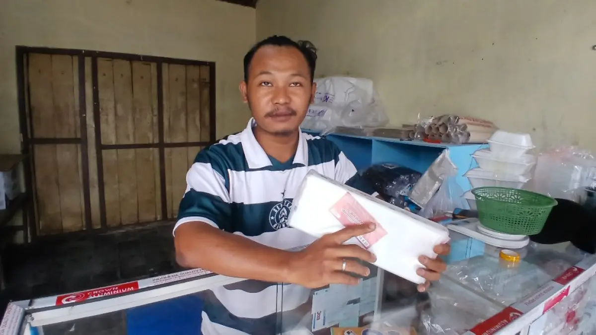 PRIHATIN: Toko plastik di Pasar Lambang Desa Puledagel, Kecamatan Jepon.