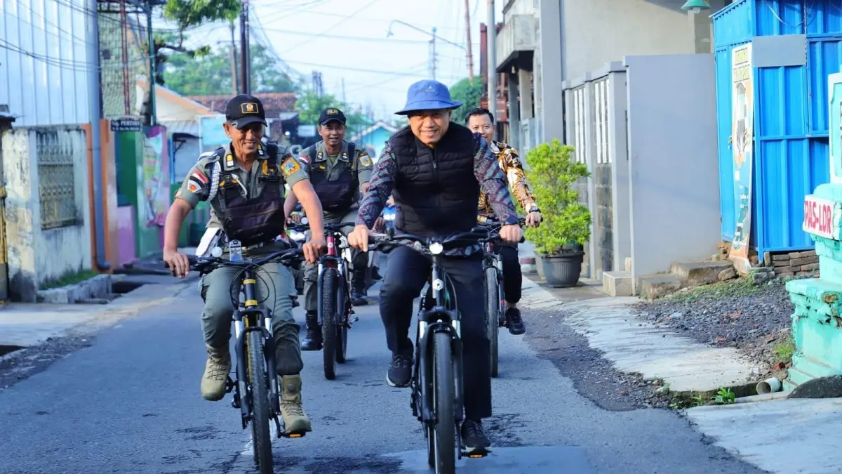 AJAKAN: Bupati Kudus Sam’ani Intakoris mengendarai sepeda sebagai contoh langsung kepada masyarakat dalam beraktifitas, Selasa (7/4). (DINAS KOMINFO KUDUS UNTUK RADAR KUDUS)