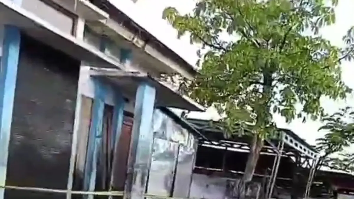 BERBEDA: Tangkapan layar kompleks perumahan yang diberi police line karena diduga sebagai tempat penimbunan solar ilegal. 
