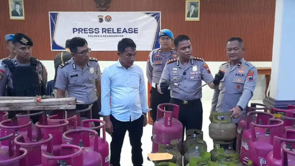 Kapolres Karanganyar AKBP Arman Sahti menunjukkan barang bukti praktik pengoplosan gas LPG 3 kg ke gas LPG nonsubsidi yang disita di wilayah Jumantono, Senin (6/4/2026). (Rudi Hartono/Radar Solo)