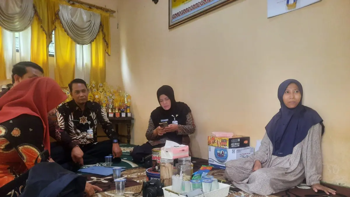 KROSCEK: Tim Perlindungan Anak Dinsos P3AP2KB Kudus melakukan pengecekan langsung ke rumah keluarga Arsya untuk memastikan kondisi psikologis tetap aman.