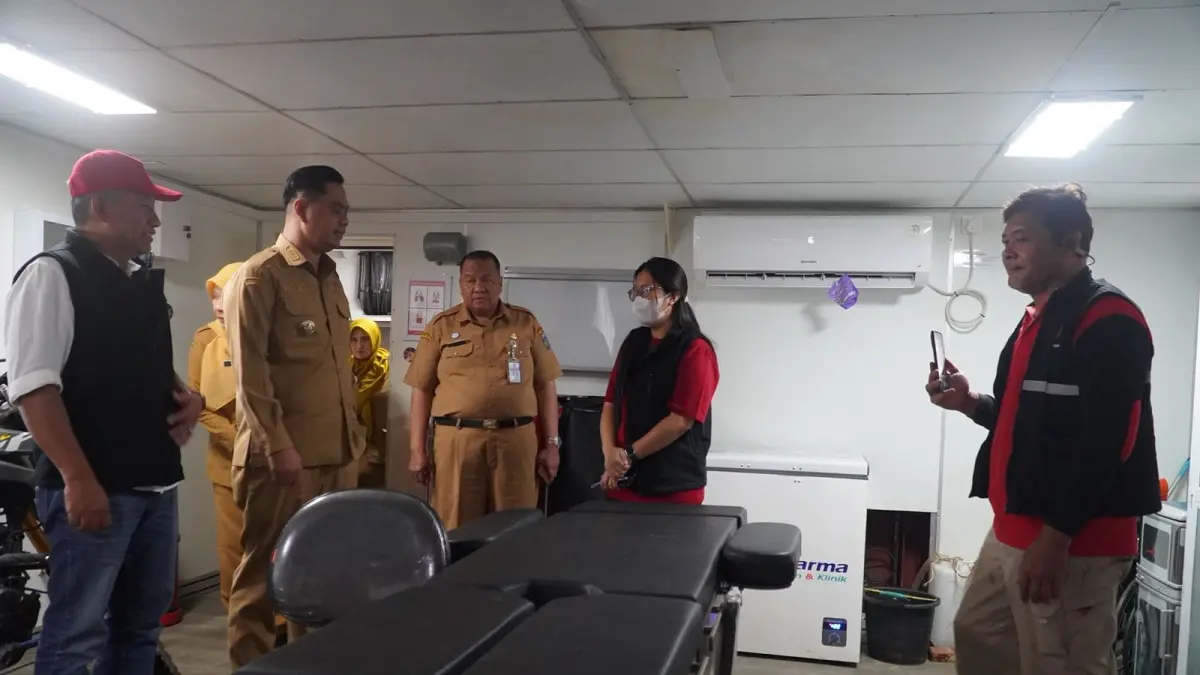 MANFAAT: Bupati Jepara Witiarso Utomo didampingi Wakil Ketua DPRD Jepara Junarso meninjau langsung layanan kesehatan Kapal Rumah Sakit Apung Malahayati yang bersandar di Pelabuhan Kelas II Jepara. 