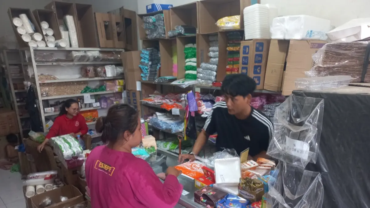 MEROKET: Penjual plastik di area Pasar Jepara Ridwan, tengah melayani pembeli.&nbsp;(FIKRI THOHARUDIN/RADAR KUDUS)
