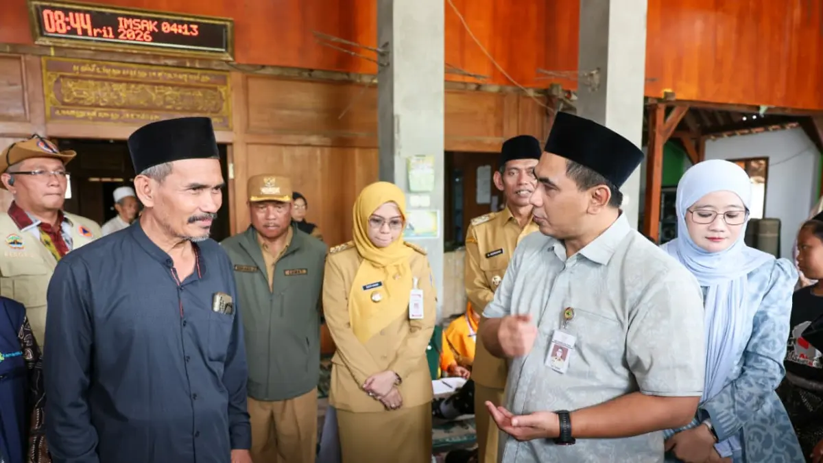 PEDULI: Wakil Gubernur Jawa Tengah, Taj Yasinmeninjau lokasi terparah banjir di Dukuh Solondoko, Desa Trimulyo, Kecamatan Guntur, Kabupaten Demak pda Selasa, 7 April 2026. 
