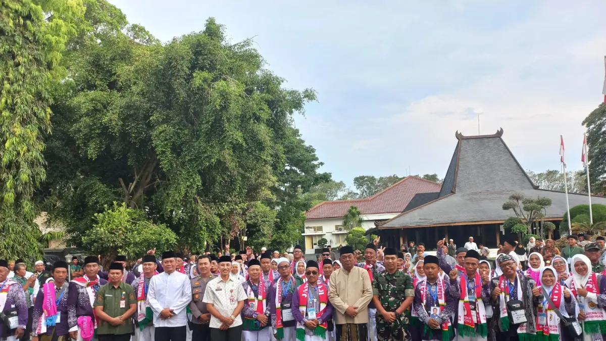 PEMBERANGKATAN – Jamaah Haji Tahun 2025 saat proses pemberangkatan yang dilepas Bupati Grobogan Setyo Hadi di halaman Pendopo Grobogan.