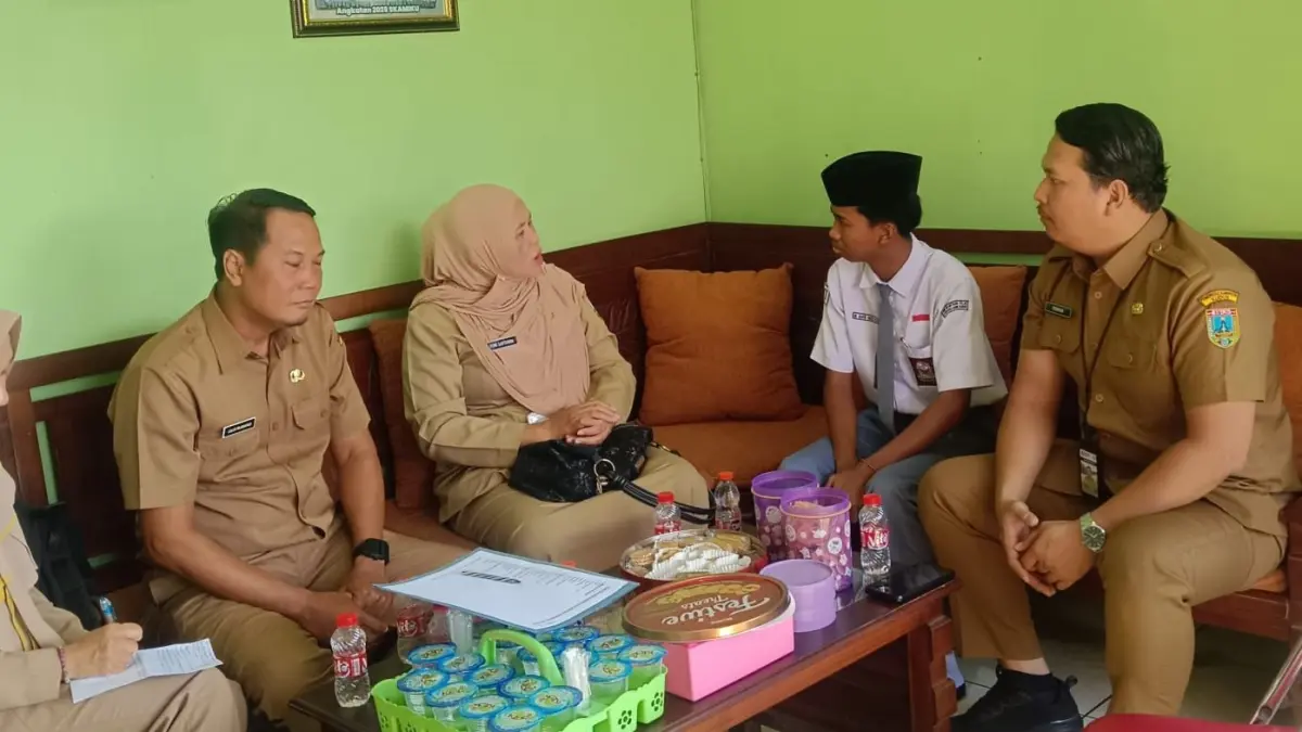 PENDAMPINGAN: Tim dari Dinsos P3AP2KB Kudus melakukan pendampingan kepada siswa SMK NU Miftahul Falah yang viral setelah mengirim sutat kepada presiden tentang MBG kemarin. (DINSOS P3AP2KB KUDUS UNTUK RADAR KUDUS)