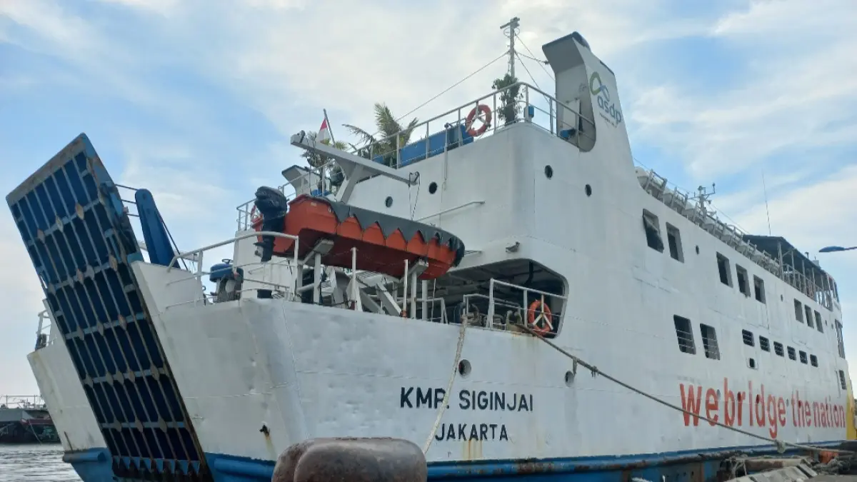 PERAWATAN RUTIN: KMP Siginjai tengah sandar di Pelabuhan Penyeberangan Kartini Jepara pada Selasa (7/4), Kapal Siginjai akan docking hingga 20 hari.&nbsp;(FIKRI THOHARUDIN/RADAR KUDUS)