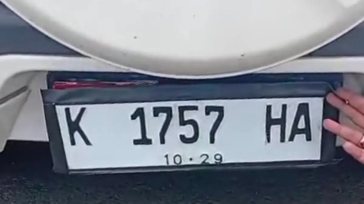 RANGKAP: Mobil plat merah didempul plat hitam di Pati. (TANGKAPAN LAYAR MEDSOS)