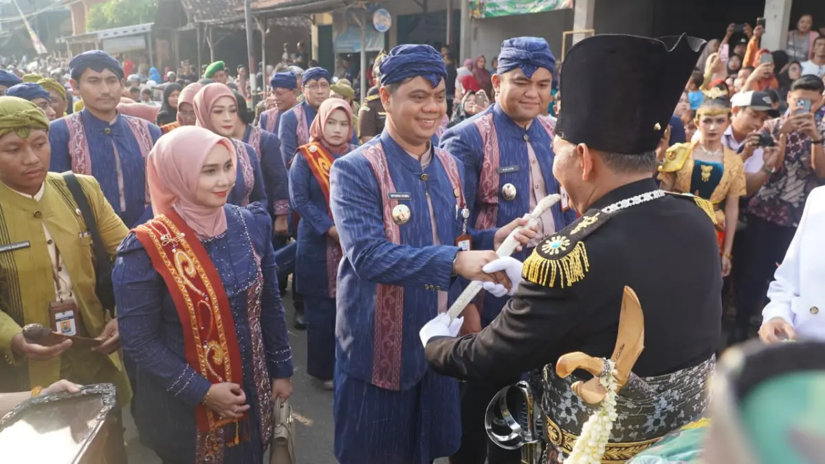 SAKRAL: Prosesi penyerahan Luwur di depan Balai Desa Mantingan tahun lalu. (PEMKAB JEPARA UNTUK RADAR KUDUS) 