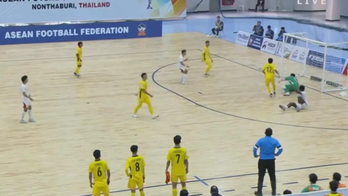Sepakan pemain timnas futsal Indonesia, Yeimo mampu ditepis kiper Malaysia