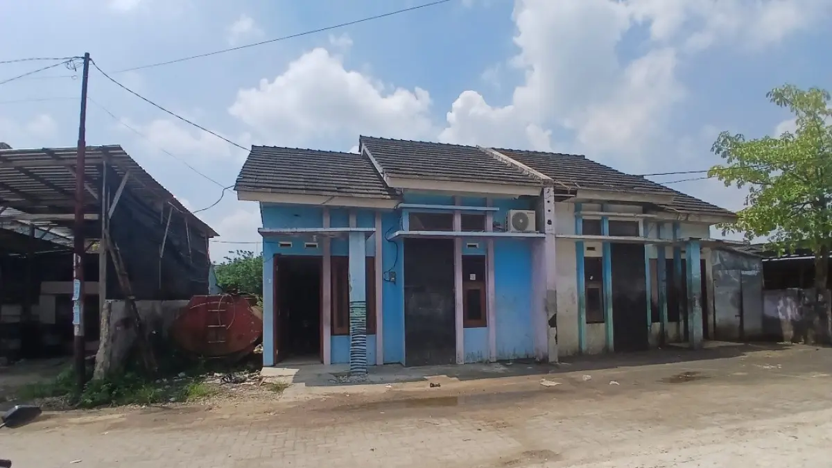 SEPI: Kondisi perumahan yang diduga sebagai tempat penimbunan solar yang kini tak lagi terpasang police line, Selasa (07/04). 