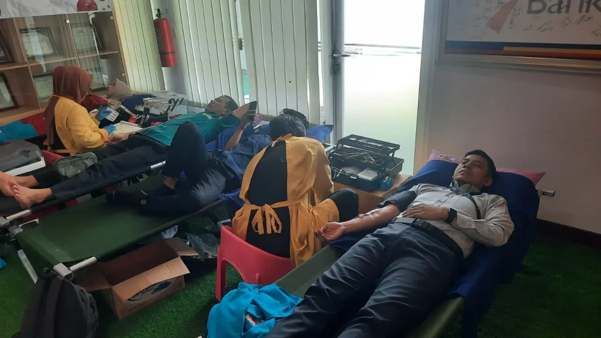 SOSIAL: Bank Jateng Cabang Purwodadi saat melakukan kegiatan sosial donor darah di HUT Bank Jateng. (INTAN MAYLANI/RADAR KUDUS)