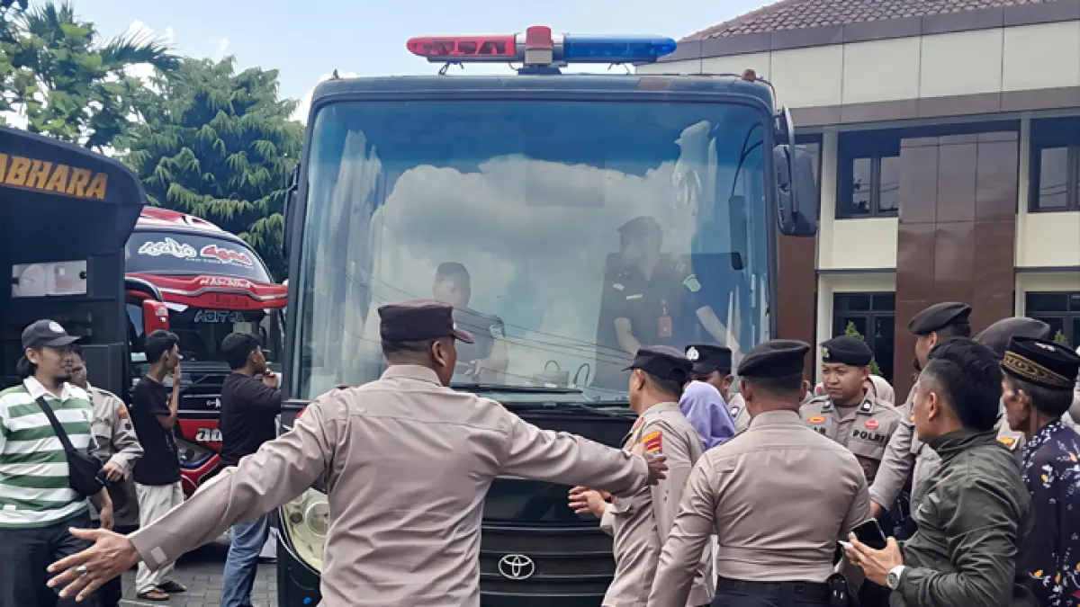 TEGANG: Kepolisian mengamankan mobil tahanan Kejaksaan di PN Pati kemarin. (ANDRE FAIDHIL FALAH/RADAR KUDUS)

