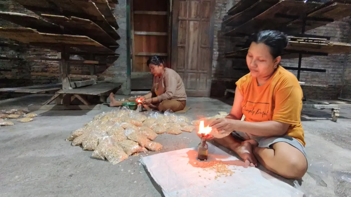 TERKENA DAMPAK – Pengrajin tempe di Kota Purwodadi sedang membuat tempe dengan mengurangi ukuran karena dampaknya naiknya bahan baku kedelai. 