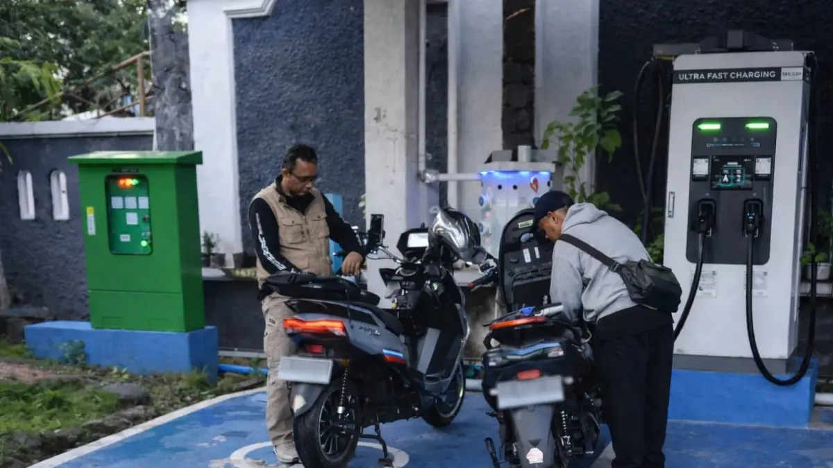 TREN: Pengisian kendaraan listrik di Stasiun Pengisian Kendaraan Listrik Umum (SPKLU) di PLN UP3 Grobogan.