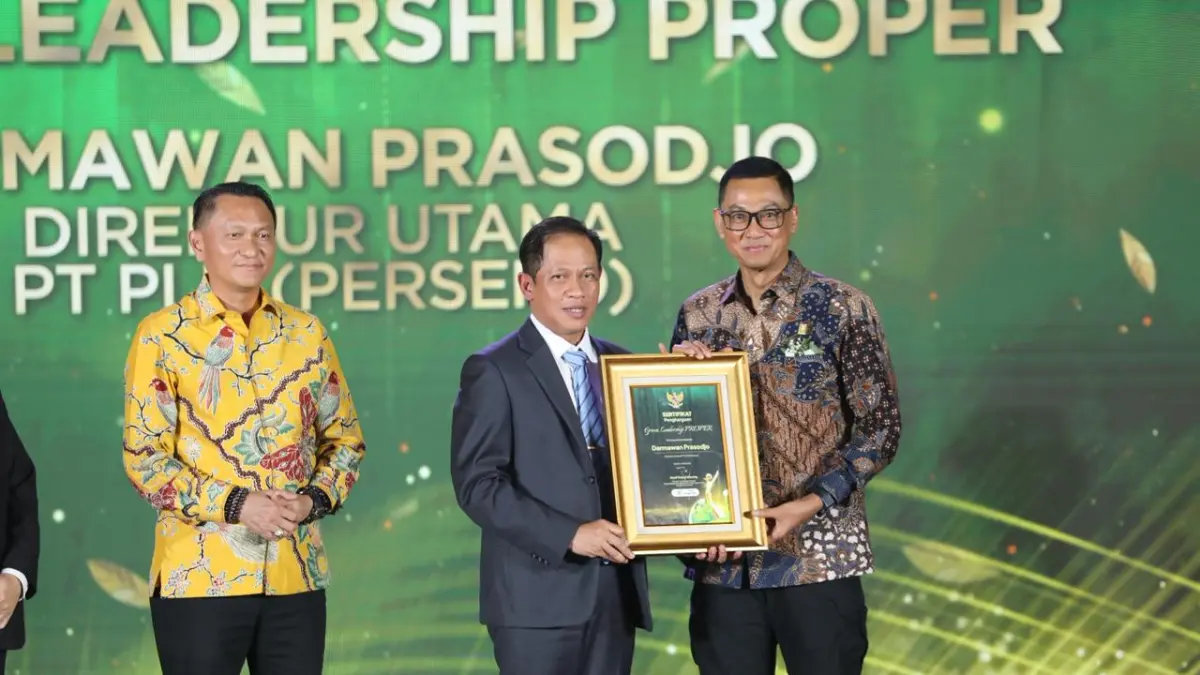 SELAMAT: Penyerahan penghargaan Green Leadership PROPER oleh Menteri Lingkungan Hidup/Kepala Badan Pengendalian Lingkungan Hidup, Hanif Faisol Nurofiq (tengah) kepada Direktur Utama PLN, Darmawan Prasodjo (kanan), disaksikan oleh Ketua Komisi XII DPR RI, Bambang Patijaya (kiri) pada ajang Anugerah Lingkungan PROPER 2025 di Jakarta, Selasa (7/4).