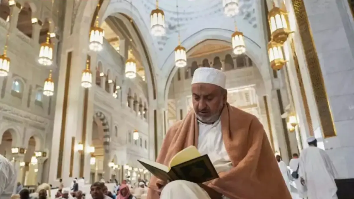 Ilustrasi jamaah membaca Alquran di Masjid. (Ist)