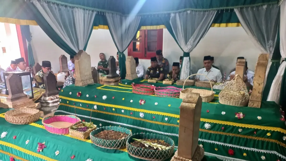 KHIDMAT: Jelang hari jadi Kabupaten Jepara, Bupati Jepara Witiarso Utomo didampingi segenap jajaran menziarahi Makam Ratu Kalinyamat dan Sultan Hadlirin pada Rabu (8/4). (FIKRI THOHARUDIN/RADAR KUDUS)